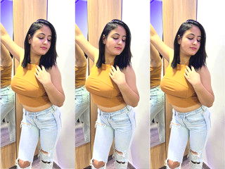 Sexy Desi girl Shows Pussy