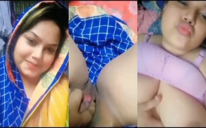 Horny Desi Bhabhi Shows Boobs and Pussy