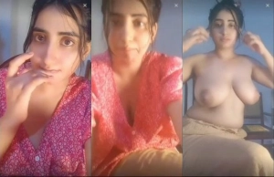 Sexy Desi Girl Shows Her Boobs